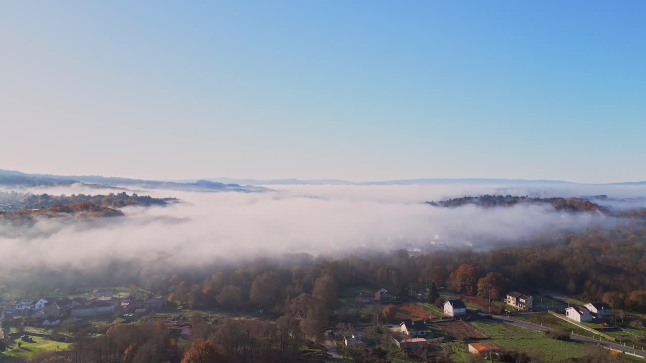 위에서 볼 수 있는 안개가 가득한 산촌