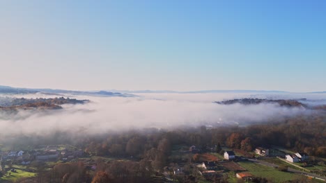 el pueblo de la montaña de la niebla desde arriba