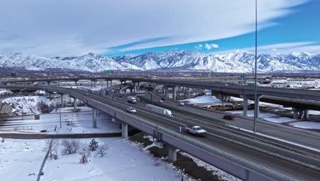 Vista-Aérea-Del-Paisaje-Invernal-Del-Flujo-De-Tráfico-En-El-Spaghetti-Bowl,-Salt-Lake-City,-Utah