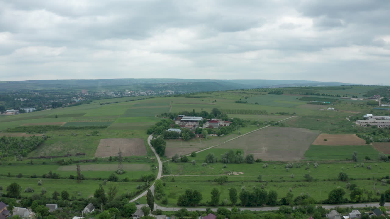 сельский ландшафт с полями и деревней