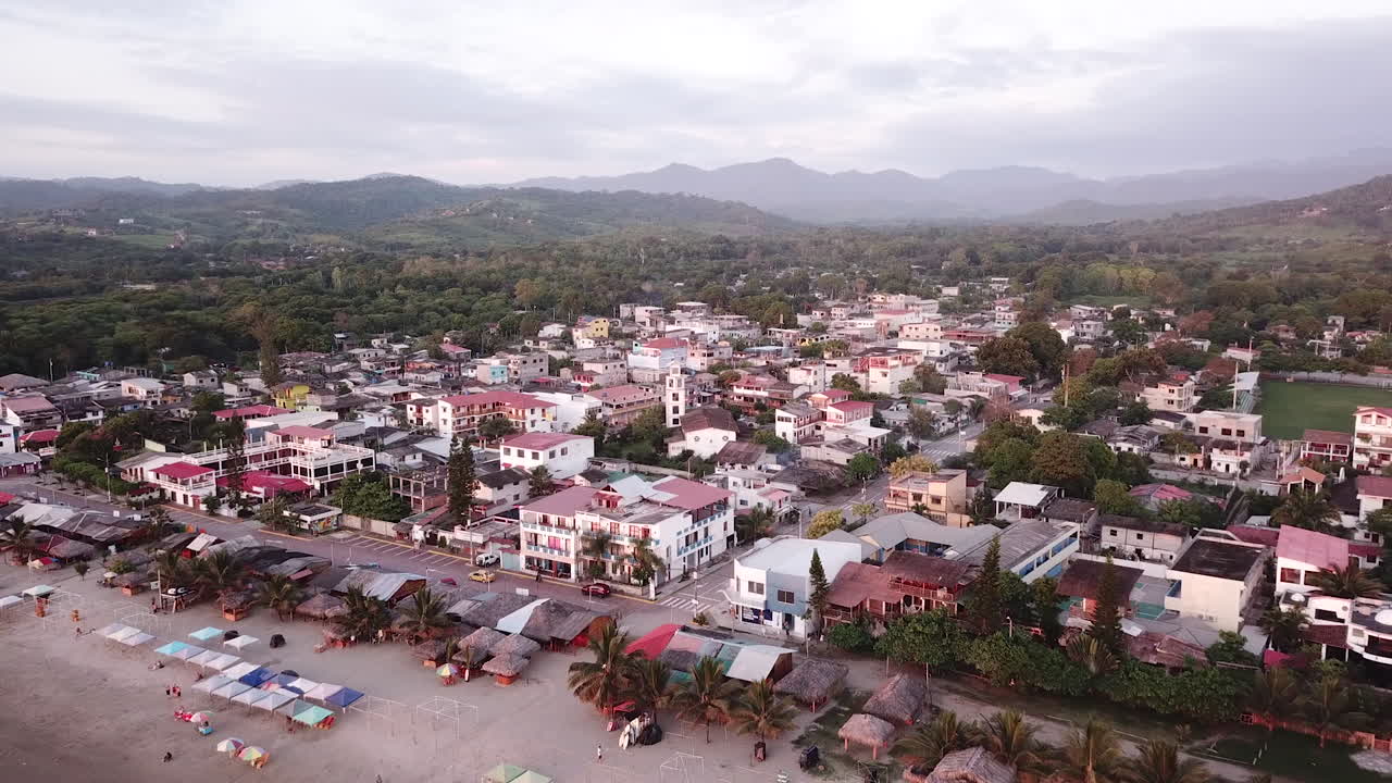 la hermosa isla de la playa de olon en ecuador compuesta por diferentes edificios y árboles - toma aérea