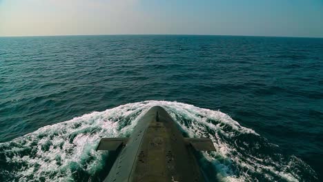 un submarino en el mar