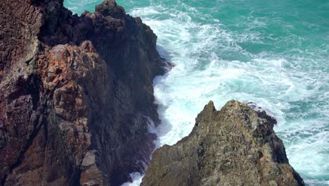 Vista-De-Cerca-De-Las-Olas-Del-Océano-En-La-Costa-Pacífica-De-California