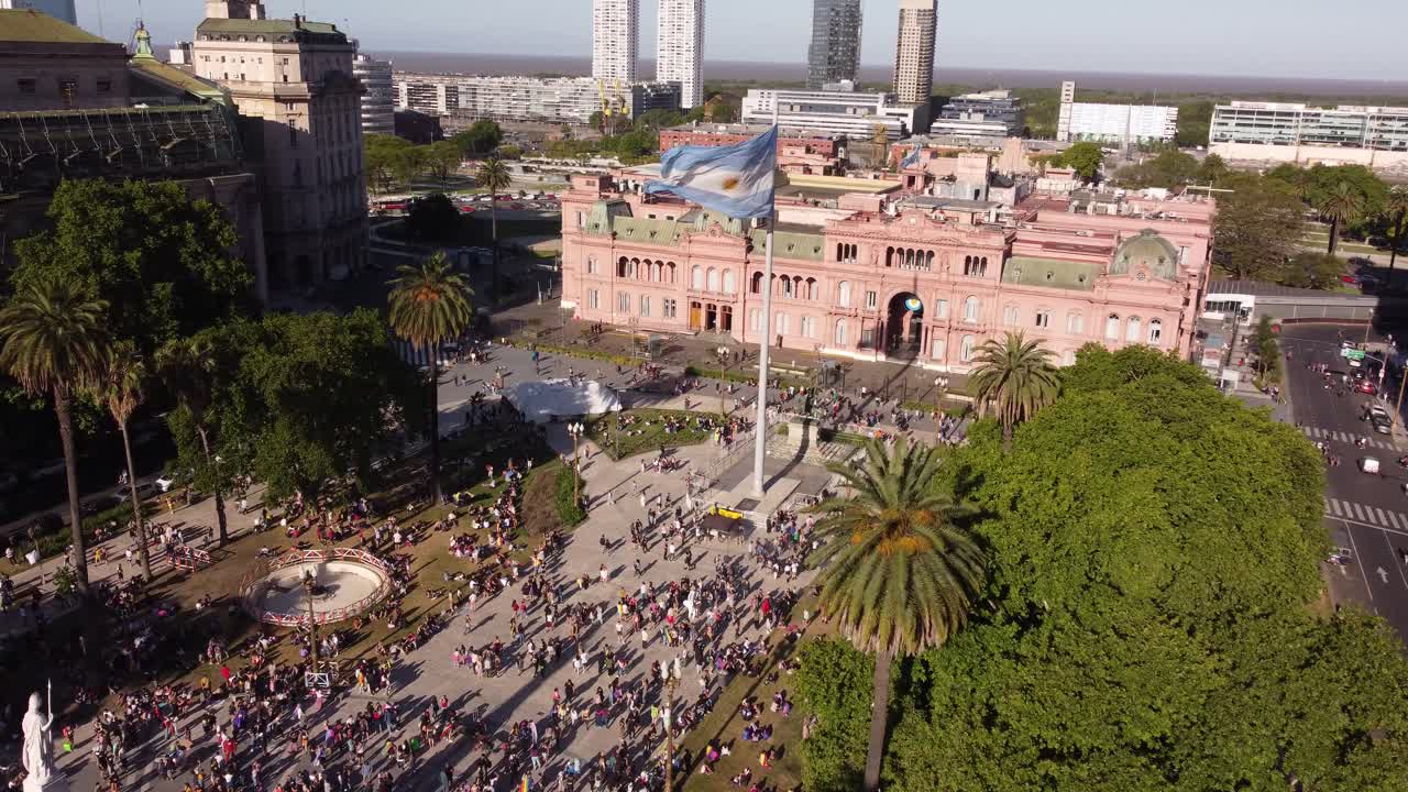lgbt 프라이드 퍼레이드, 플라자 데 마요, 부에노스 아이레스에서 바람에 흔들리는 고층 아르헨티나 국기