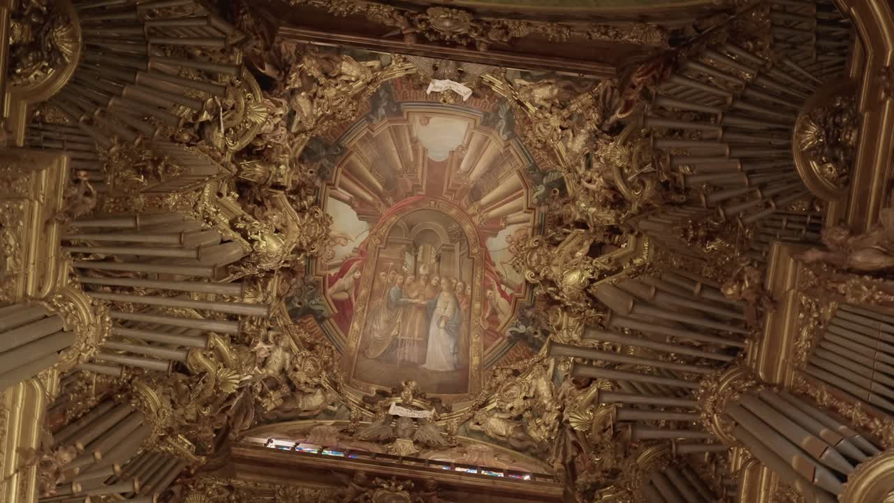 Techo barroco ornamentado con tallas doradas y pintura religiosa en el interior de la catedral de Sé de Braga, Portugal