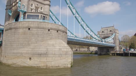 Vista-Desde-El-Barco-Turístico-Sobre-El-Río-Támesis-Pasando-Por-Debajo-Del-Tower-Bridge-En-Londres,-Reino-Unido-1