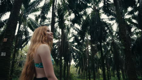 mujer en un bosque tropical