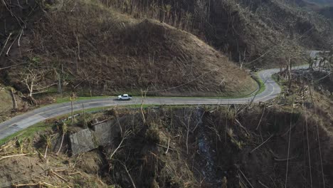 Vehículo-Solitario-Que-Cruza-La-Carretera-De-Montaña-En-La-Zona-Afectada-Por-El-Tifón-Odette-En-El-Sur-De-Leyte,-Filipinas