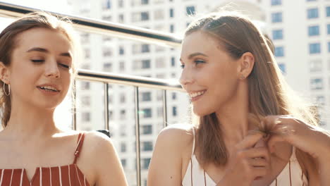 dos mujeres jóvenes charlando al aire libre