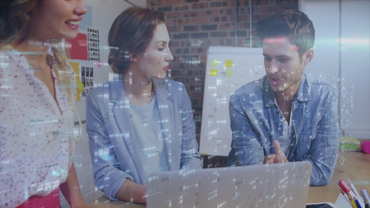 animación de pantallas con cuadrados de mosaico sobre diversos colegas discutiendo en una computadora portátil en la oficina.