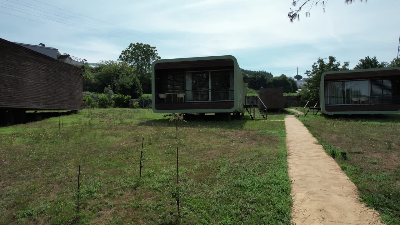 시골 지역의 현대적인 집