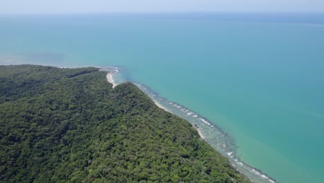 Vista-Panorámica-Sobre-El-Océano-Turquesa-Y-La-Exuberante-Selva-Tropical-En-El-Parque-Nacional-Daintree,-Lejano-Norte-De-Queensland,-Australia---Toma-Aérea-De-Drones