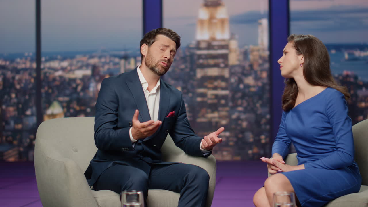 colegas del programa de televisión discutiendo el problema de sentarse en el sillón del estudio del canal moderno.