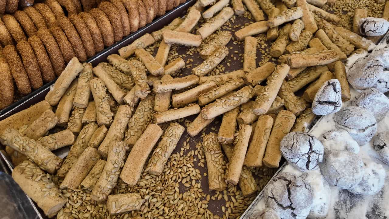 variedad de pasteles y galletas en una panadería