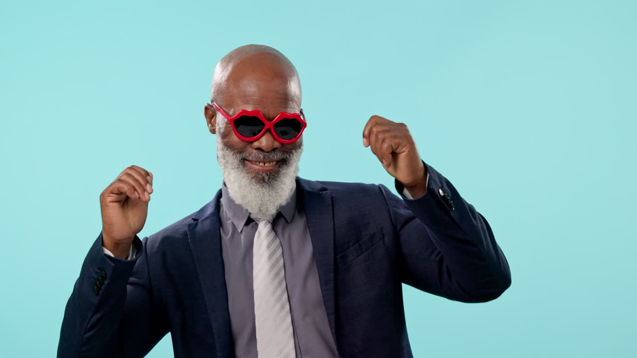 hombre de negocios sénior, baile y estudio con sonrisa