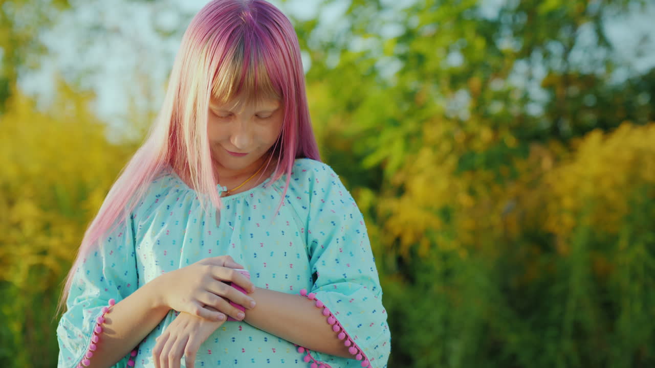 el niño usa ases inteligentes con un navegador gps incorporado concepto de seguridad infantil y control parental