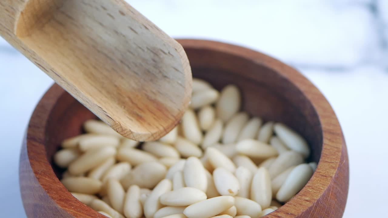 nueces de pino en un cuenco de madera