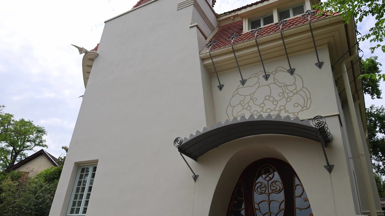 Vista architettonica verso l'alto di una distintiva facciata Art Nouveau nella colonia di artisti di Mathildenhöhe