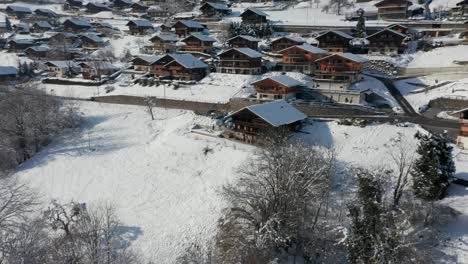 Antena-De-Un-Hermoso-Chalet-En-Un-Pequeño-Pueblo-Suizo-En-Invierno