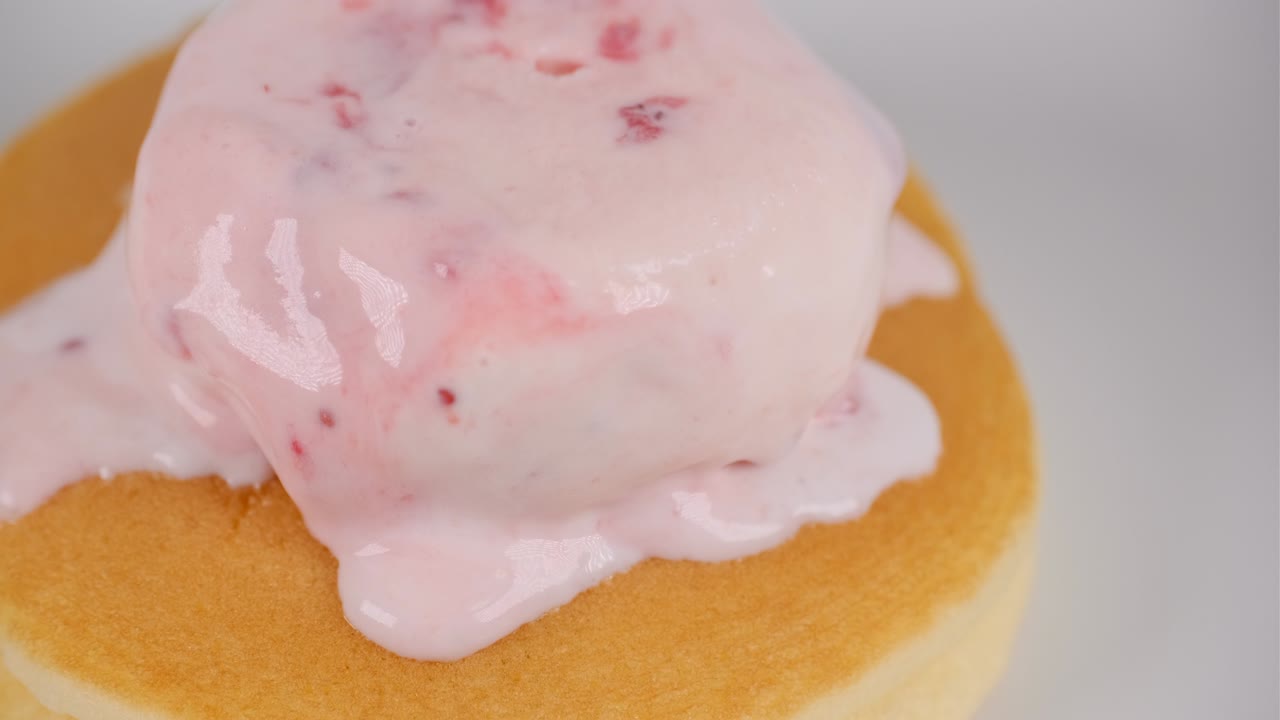 딸기 아이스크림과 함께 팬케이크