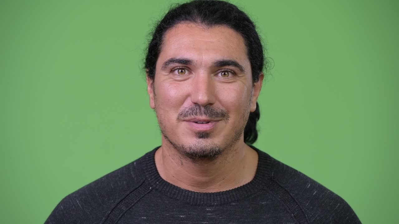 Uomo affascinante che parla alla telecamera