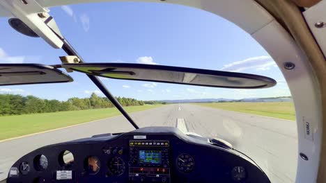 el piloto privado aterrizó en la pista a bordo del piper cherokee 180