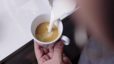 el barista prepara un capuchino perfecto con café expreso italiano