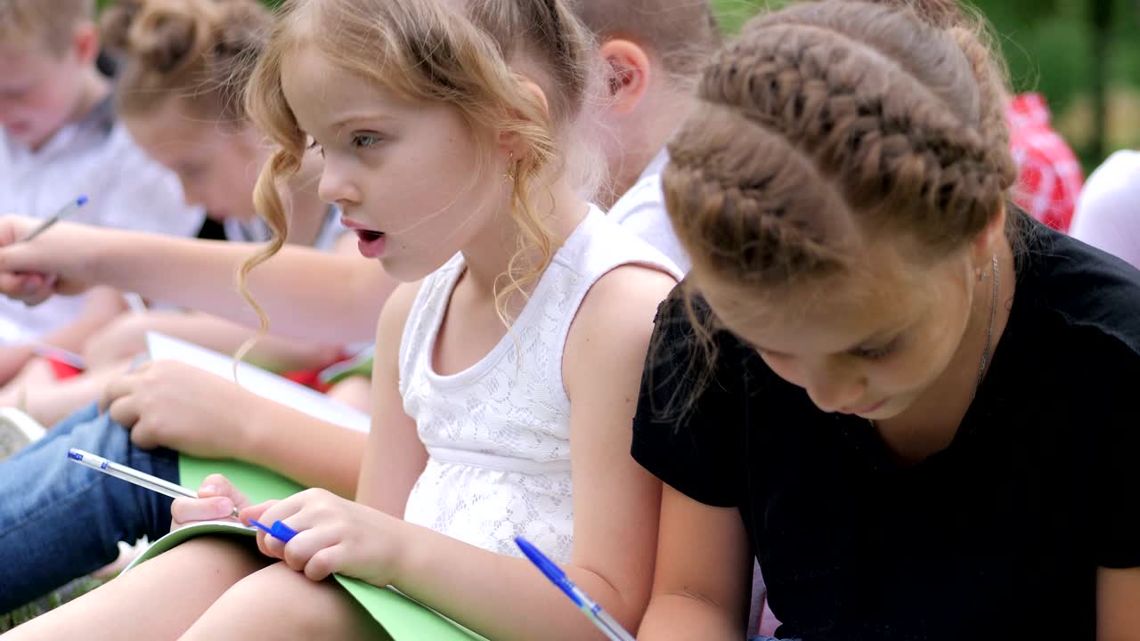 Gruppe fröhlicher Kinder lernt im Freien in der Schule nach dem Quarantäne-Lockdown