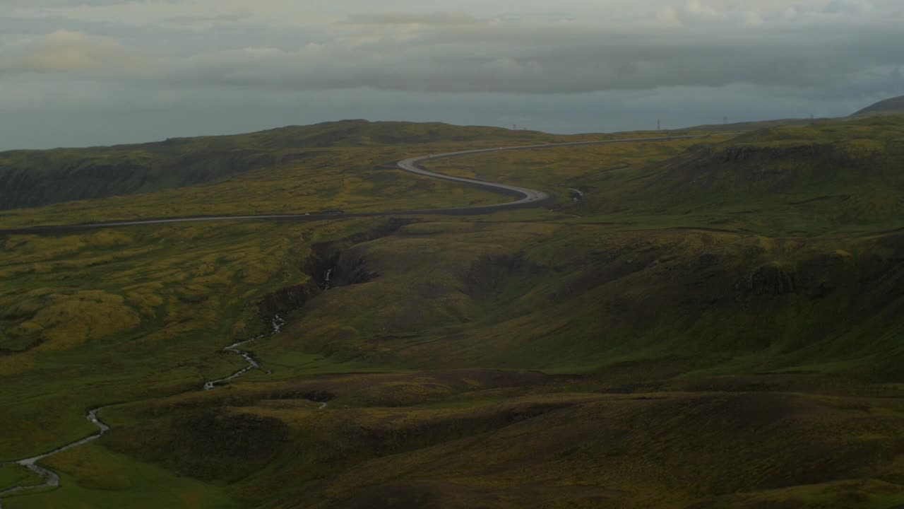 hermoso paisaje de islandia durante la puesta de sol, carretera de circunvalación 1, se puede ver la carretera principal con los coches que pasan