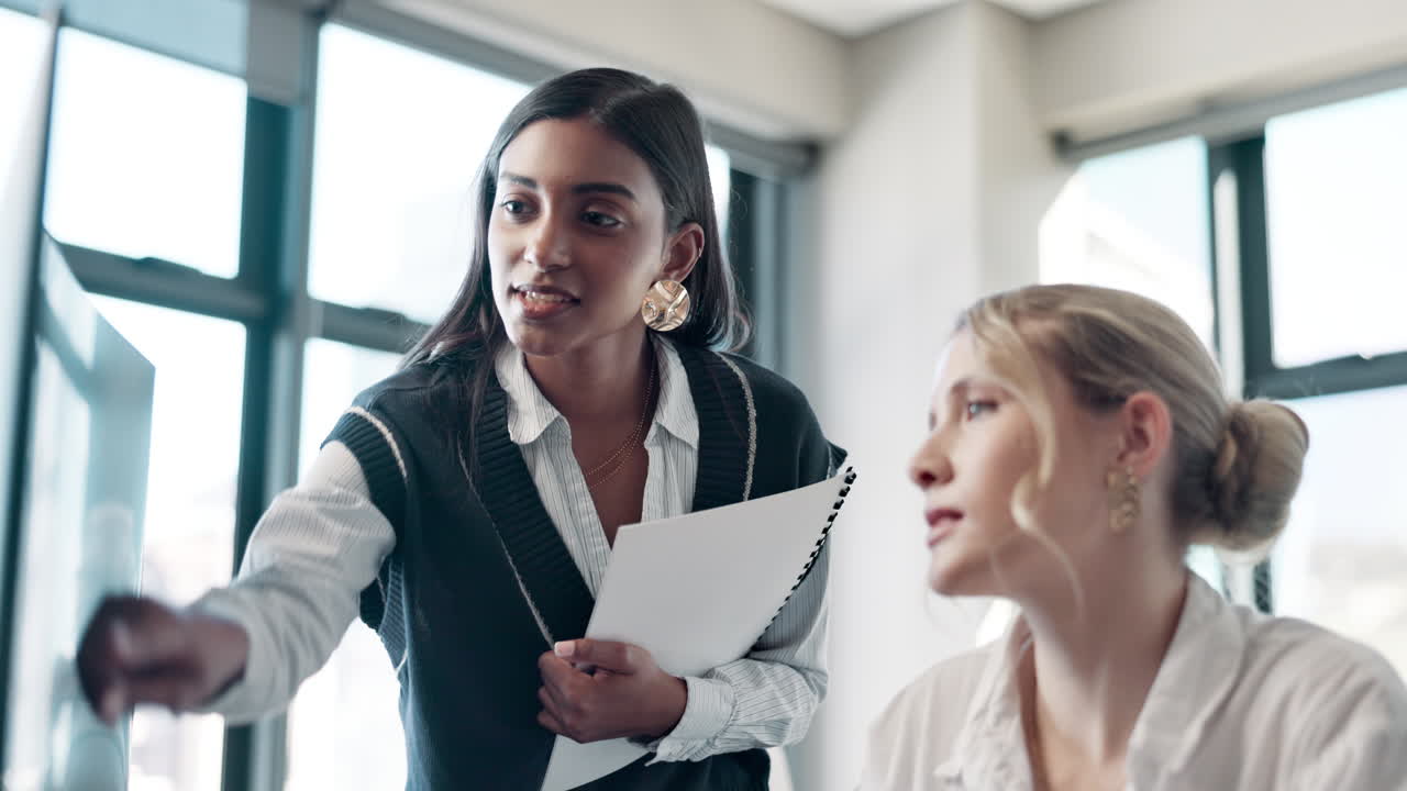Businesswomen collaborating in the office