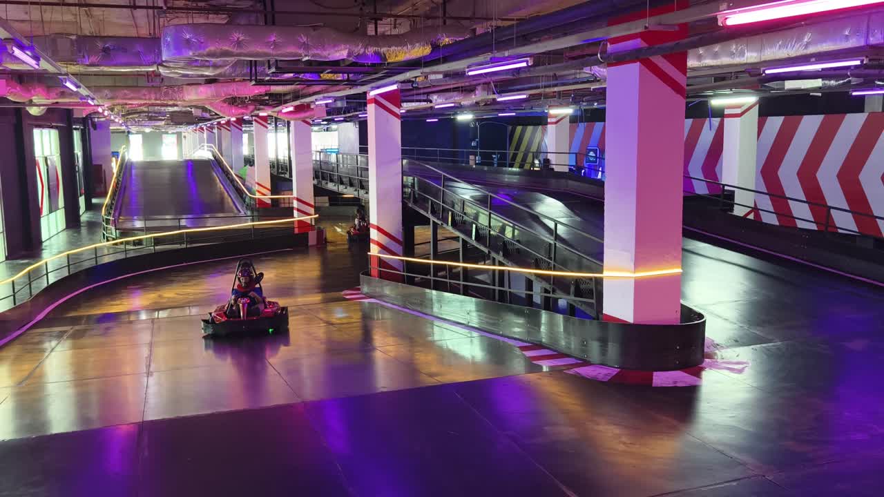 Pista di go-kart indoor con persone