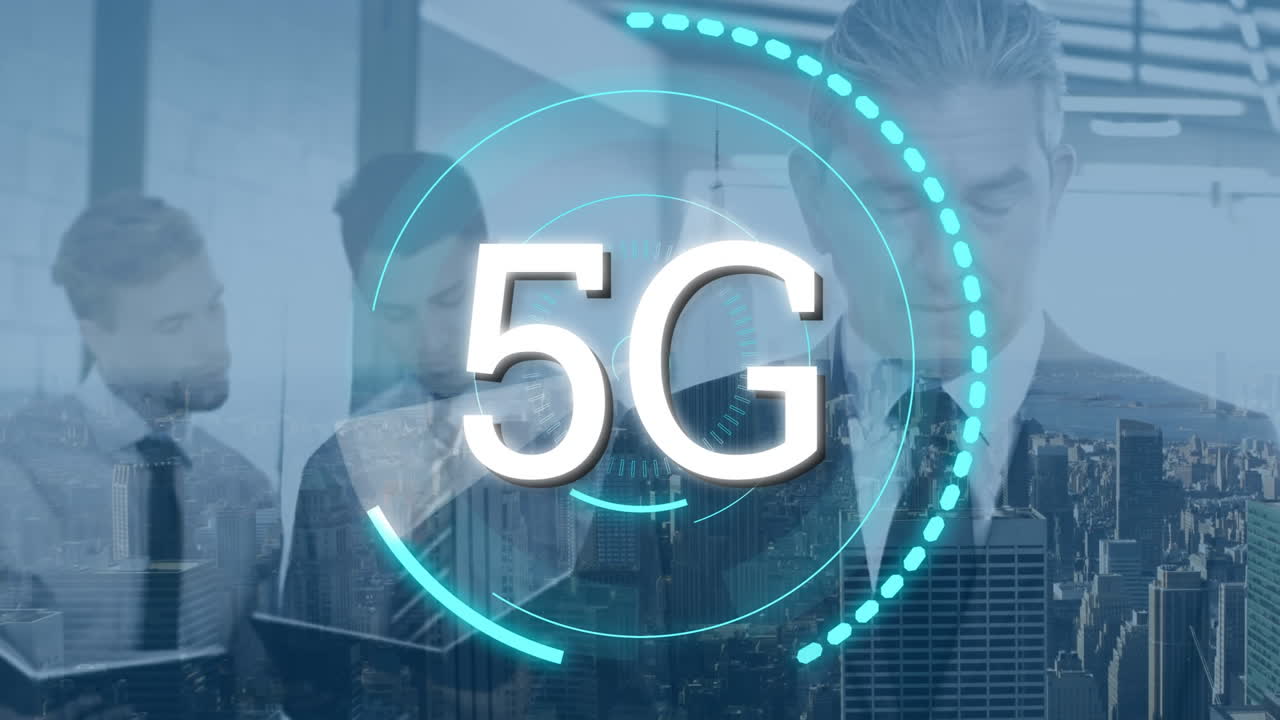 uomini d'affari in un ufficio e 5g scritto nel mezzo di un cerchio futuristico