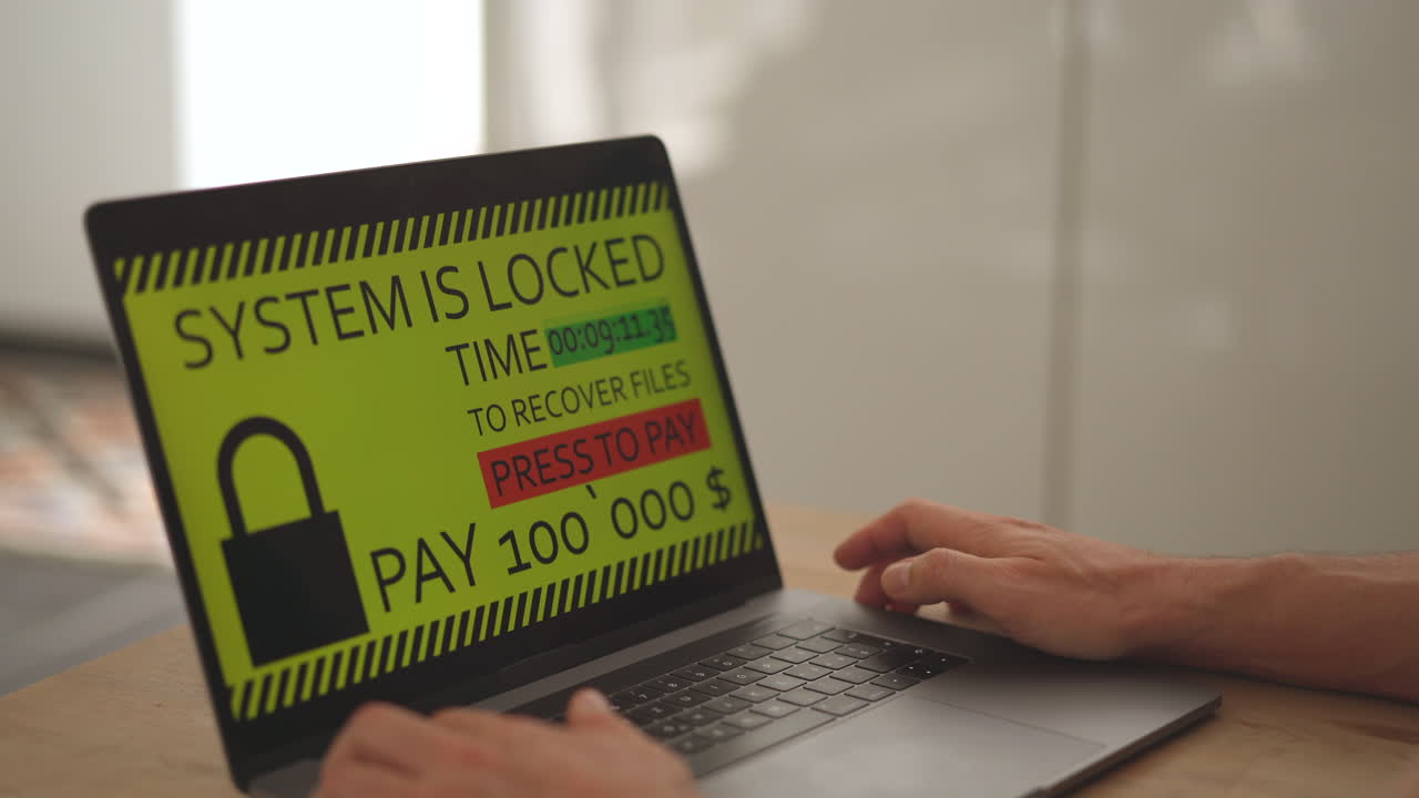 persona masculina en pánico frente a la computadora portátil que recibe un ciberataque de virus, el sistema está bloqueado, paga la tarifa de transferencia en la oficina, cierra