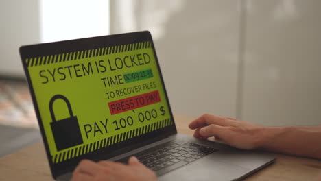 persona masculina en pánico frente a la computadora portátil que recibe un ciberataque de virus, el sistema está bloqueado, paga la tarifa de transferencia en la oficina, cierra