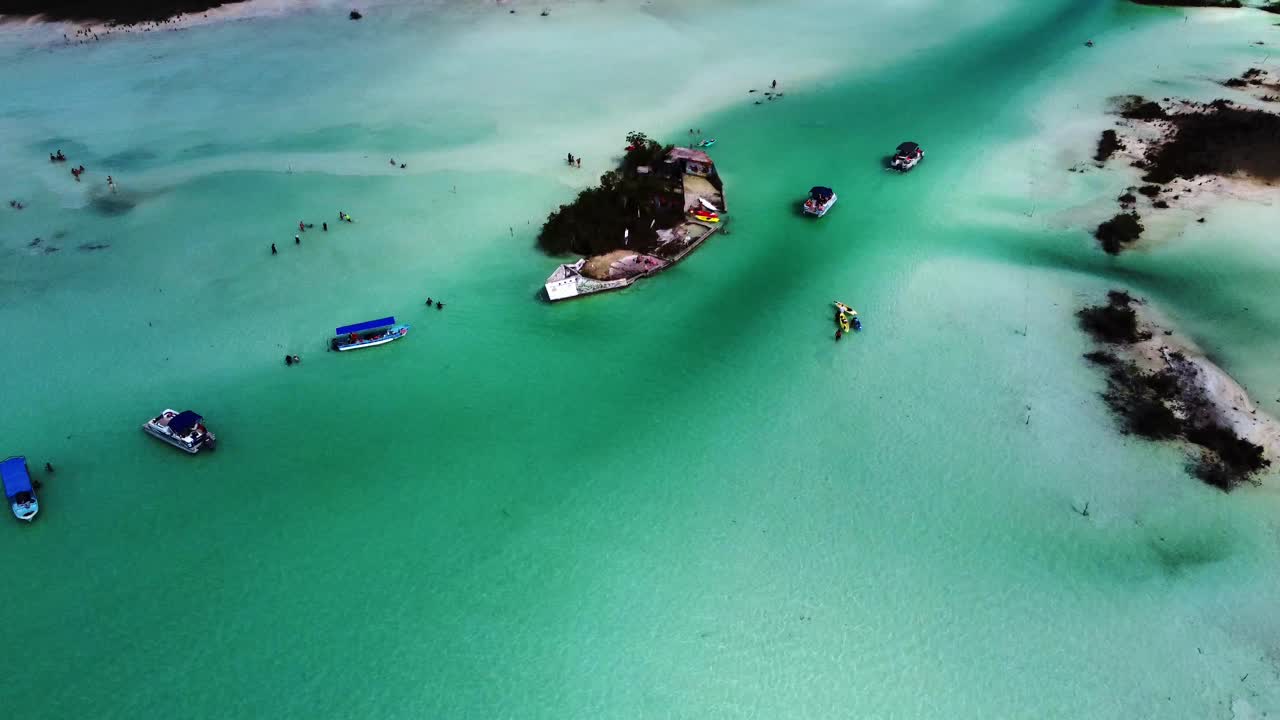 멕시코  ⁇ 타나 루 주 바칼라 호수에 정박한 배의 위에서 아래로 내려다보는 풍경