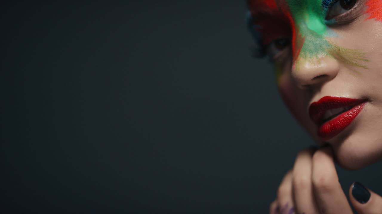 retrato de cerca mujer atractiva con cara pintada de colores exótico arte corporal multicolor sensual mujer que disfruta de la expresión creativa