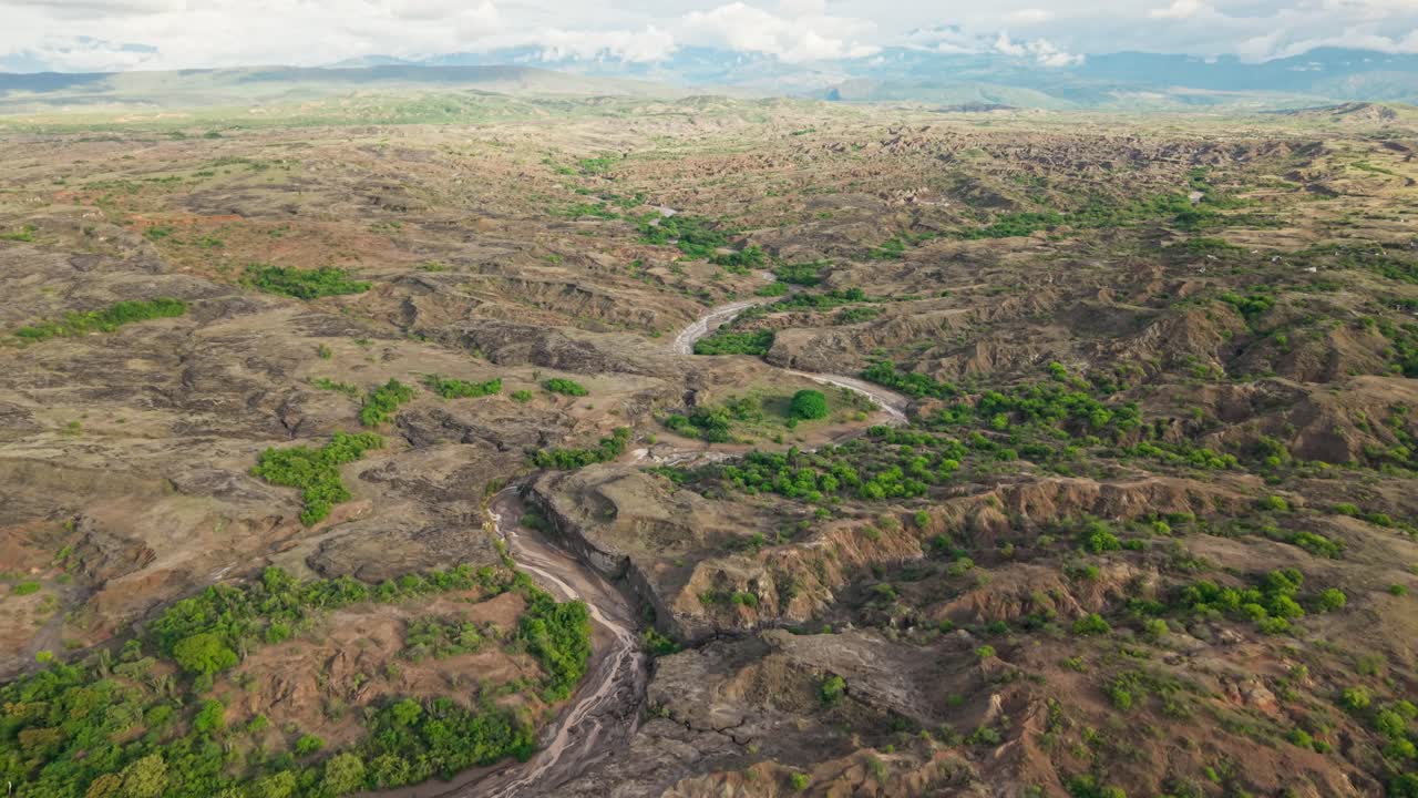 Vista aerea del deserto di Tatacoa a Huila, Colombia, che mostra il suo paesaggio arido ed eroso.