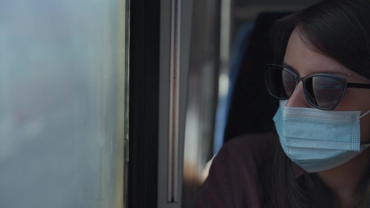 戴医用口罩的女人在火车上