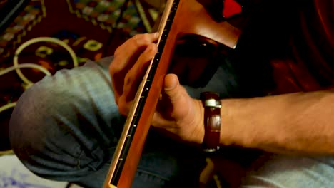guitarrista tocando una canción en un club local