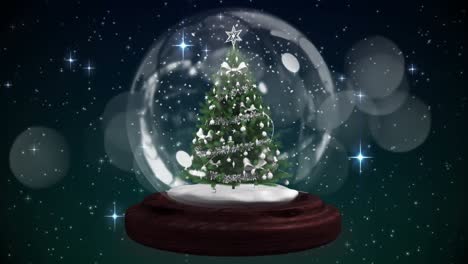 Estrella-Fugaz-Alrededor-De-Un-árbol-De-Navidad-En-Una-Bola-De-Nieve-Contra-Estrellas-Brillantes-Sobre-Fondo-Negro