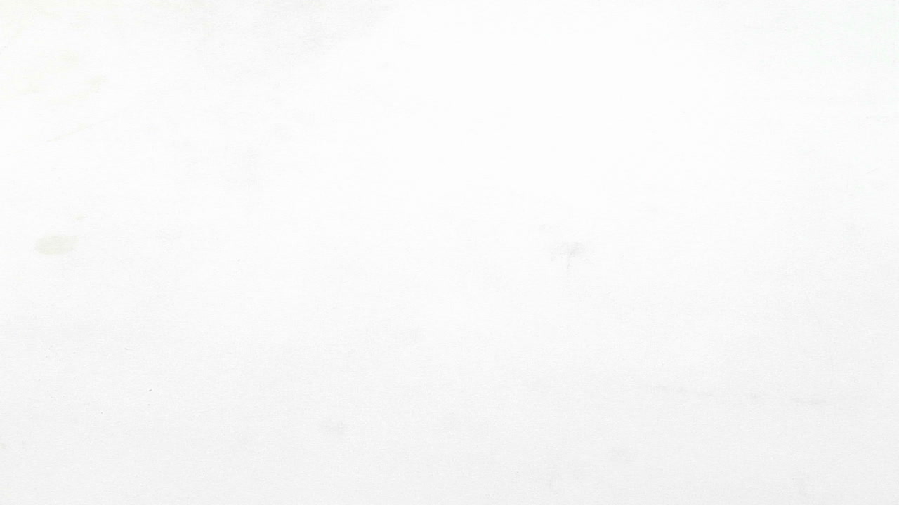 um jogador de pôquer joga sua mão vencedora e junta uma pilha de fichas polares