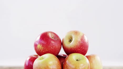 manzanas rojas en una tabla de madera