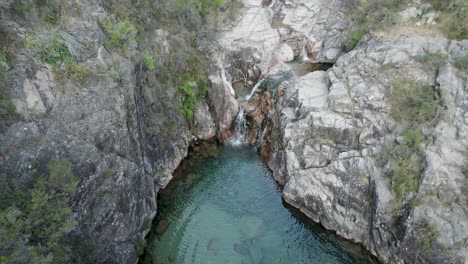 vista aérea ascendente sobre la cascada portela do homem