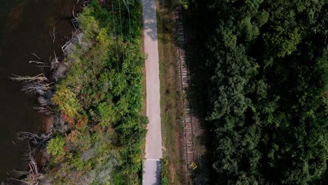 Un-Puente-De-Madera-Que-Cruza-Un-Pequeño-Arroyo,-Parte-Del-Largo-Carril-Bici