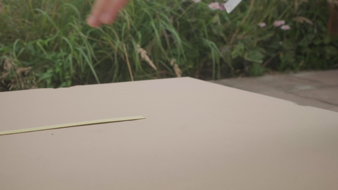 테라스 밖에서 큰 패키지를 열고 있는 드