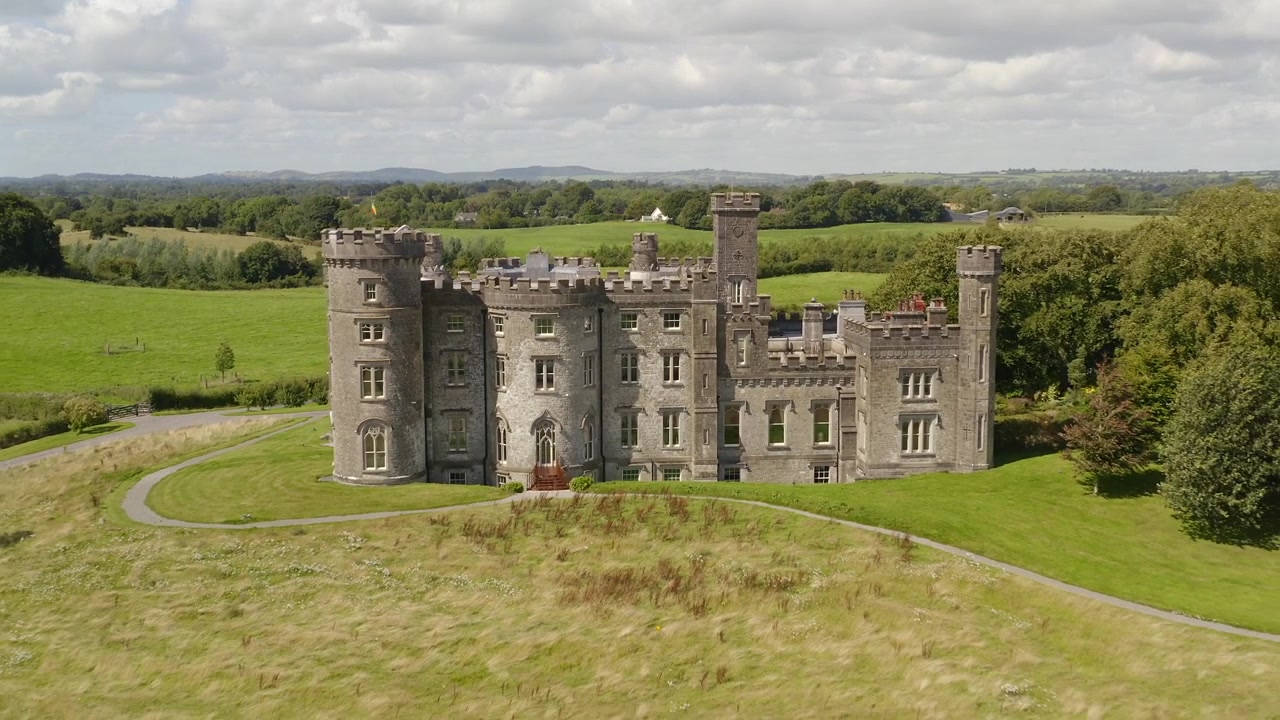 Ripresa aerea in allontanamento del Castello di Killua a Westmeath in una giornata di sole