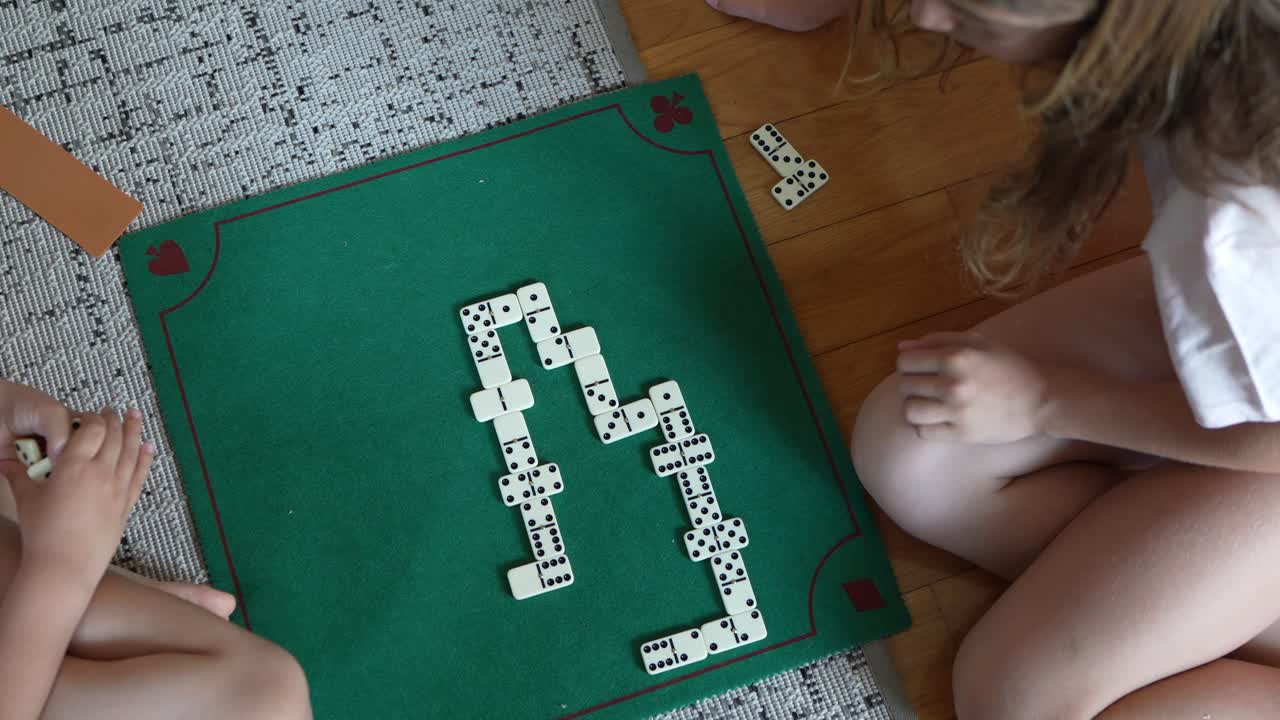 Bambini che giocano a domino