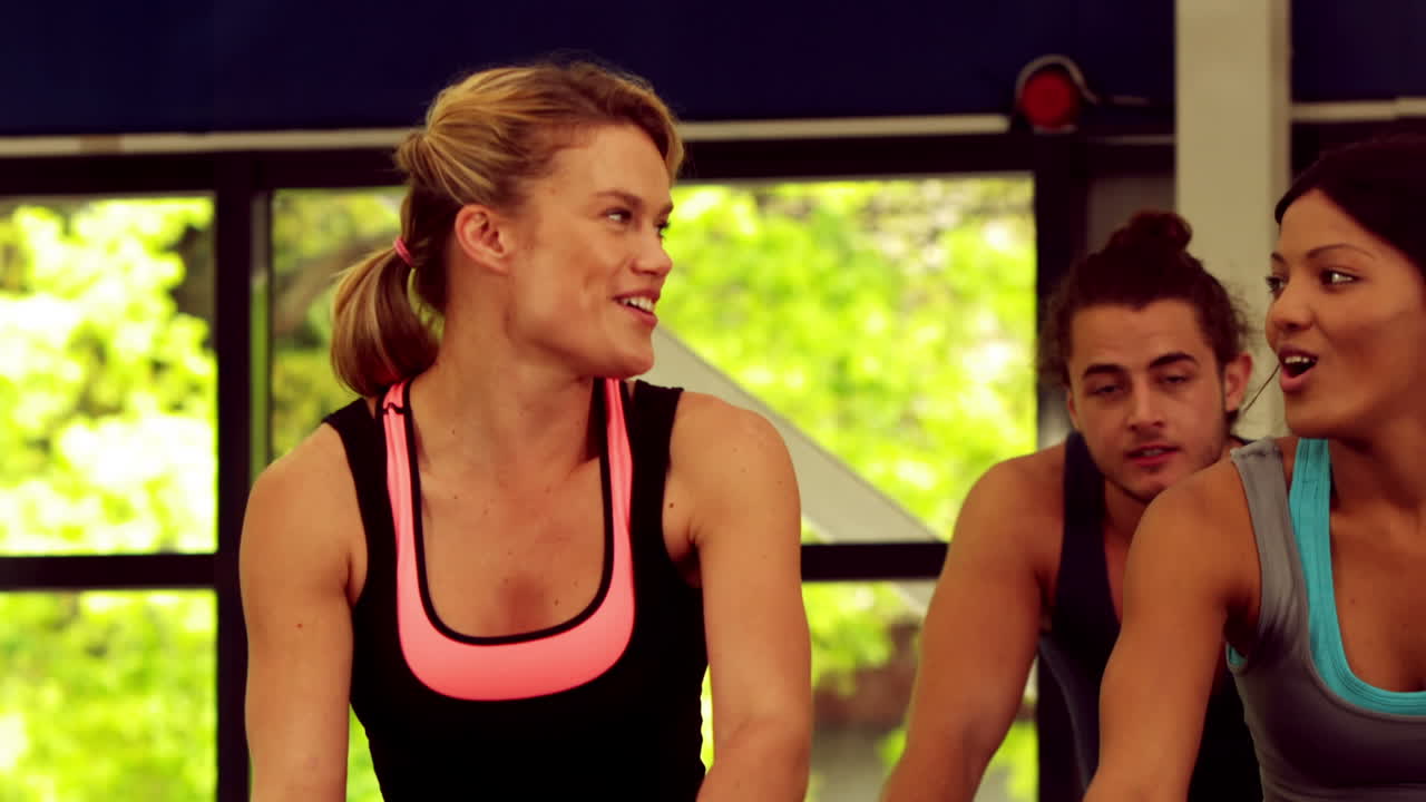 자전거 를 사용 하는 동안 여자 들 이 하이 파이빙 을 하는 것