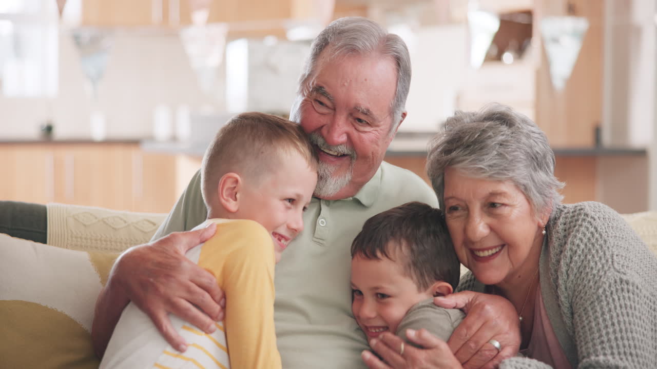 Nonni, famiglia e bambini, abbraccio sul divano
