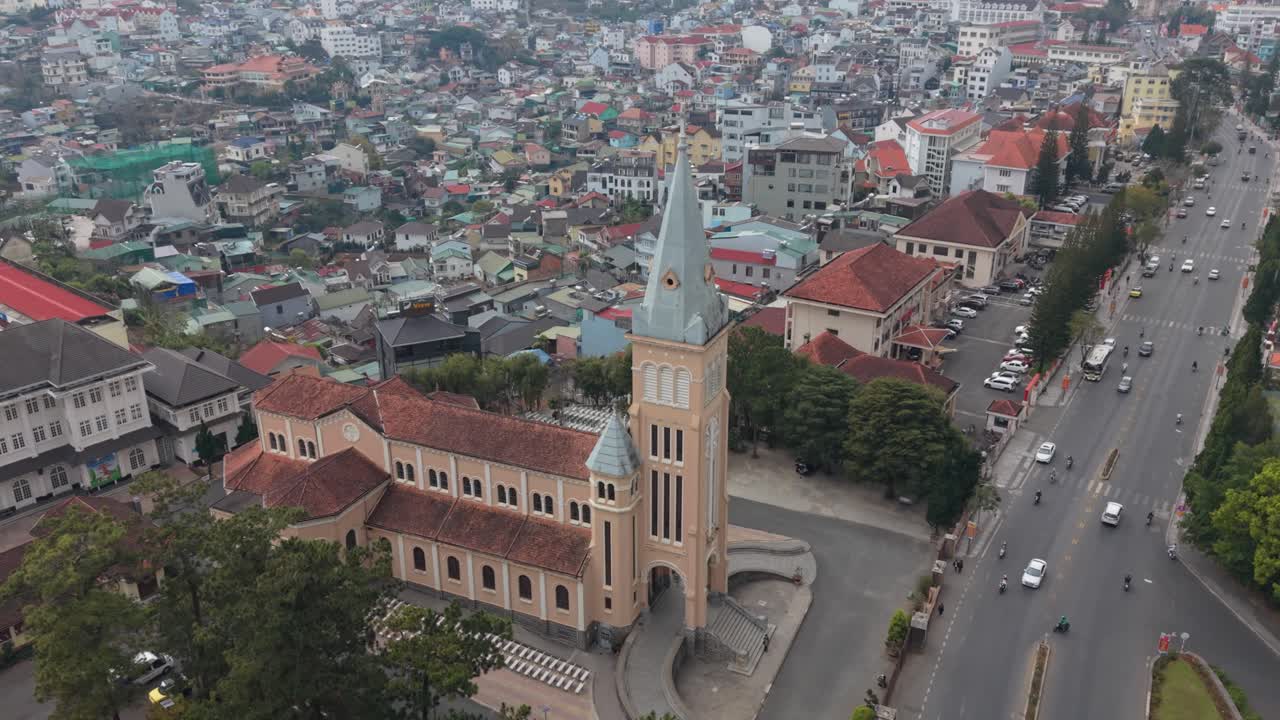 Màn hình dọc: Toàn cảnh Đà Lạt, Việt Nam từ trên cao - Nhà thờ và đường phố, panorama đô thị rộng lớn với xe cộ, đại lộ sầm uất, mái nhà dày đặc, khu chợ, tháp chuông nổi bật giữa giao thông.